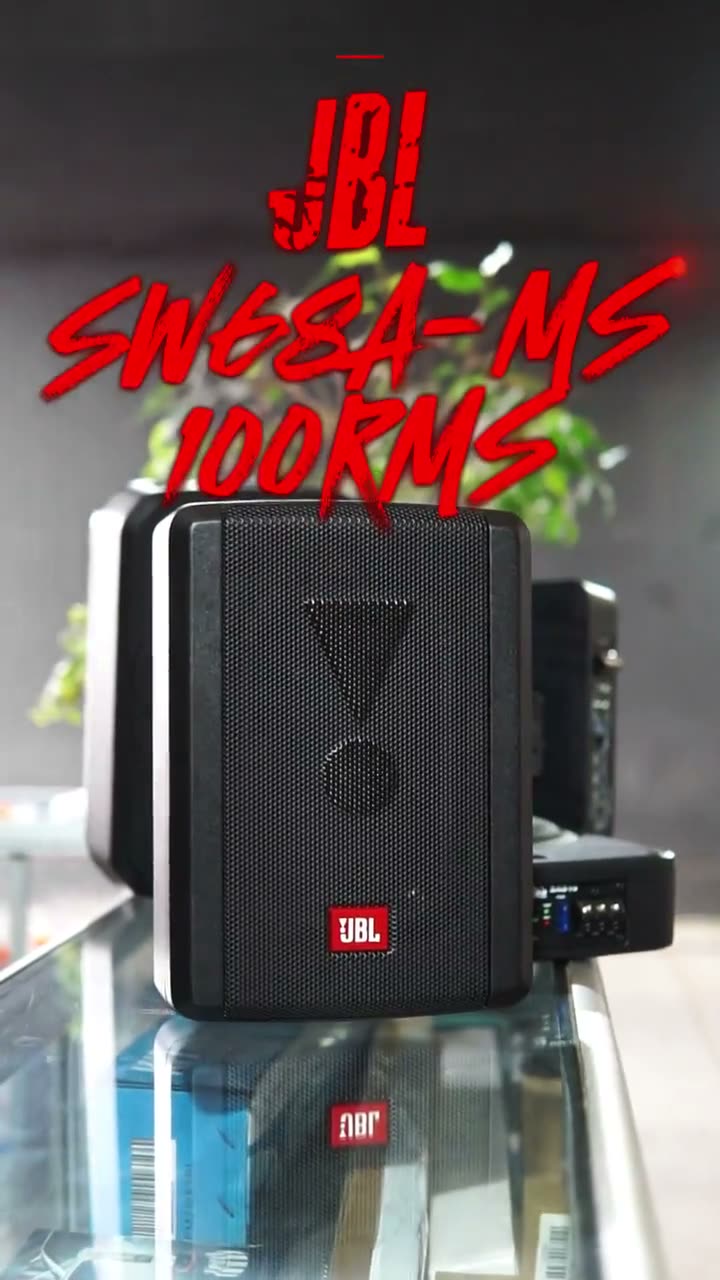 Cliente ZTAudio probando sus parlantes JBL recién instalados